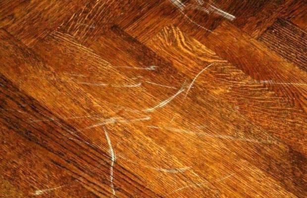 Sàn gỗ bị trầy xước